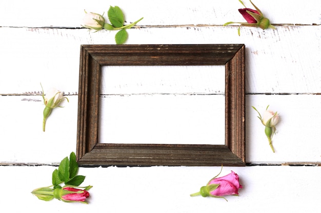 Cornice vuota per boccioli di rosa foto su uno sfondo di legno bianco retrò vista dall'alto chic shabby