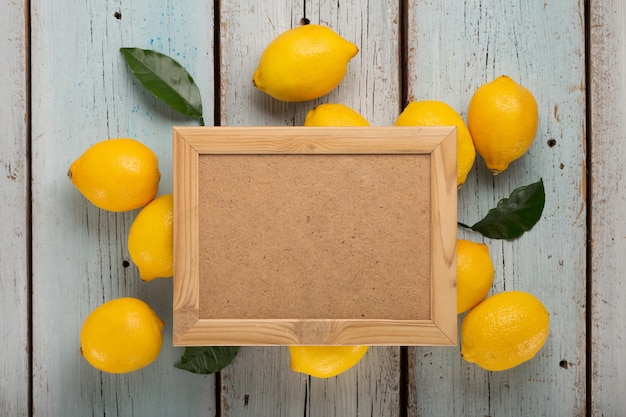 Cornice vuota per testo con limoni e foglie verdi