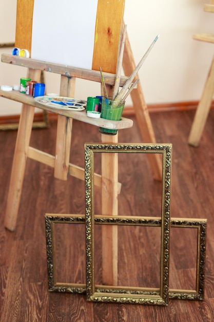 Cornici vuote per dipinti nello studio d'arte sul posto di lavoro dell'artista