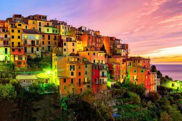 Corniglia Italia nella regione delle Cinque Terre in autunno al tramonto