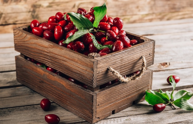 Corniolo rosso maturo su fondo di legno rustico