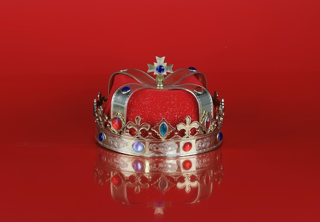 corona con la riflessione su sfondo rosso