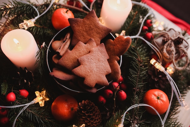 Corona di Capodanno con biscotti di panpepato per la festa di Natale. Torta dell&#39;albero di Natale