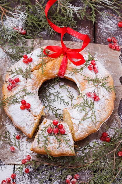 Corona di Natale con ornamenti Torta allo yogurt