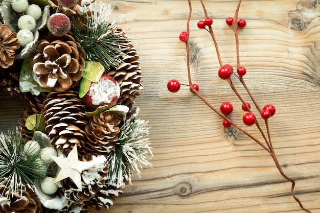 Corona di Natale e ramo con frutti rossi