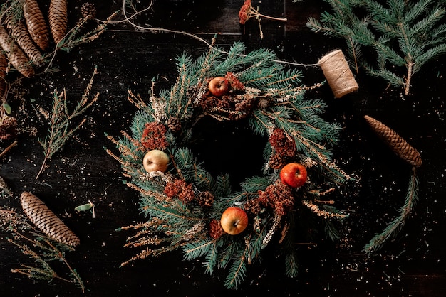 Corona di Natale fatti a mano su un tavolo