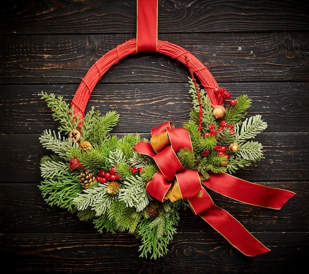 Corona di Natale su fondo di legno scuro