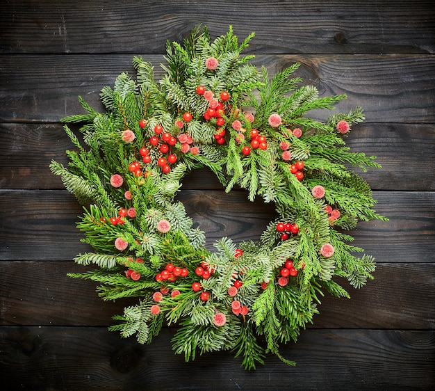 Corona di Natale su fondo di legno scuro