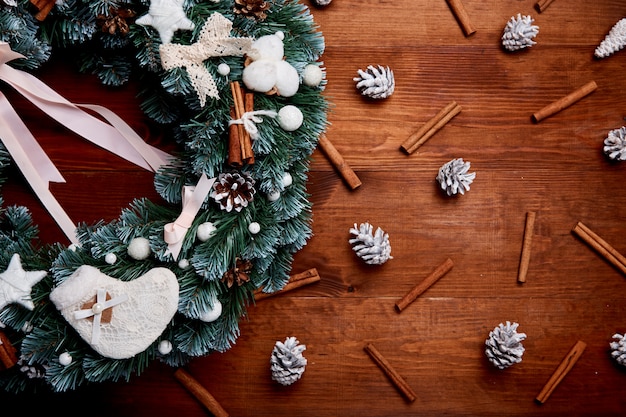 Corona di natale su fondo di legno