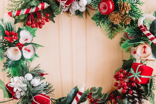 Corona di Natale sul tavolo di legno