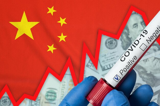 Coronavirus in Cina Esame del sangue positivo sullo sfondo della bandiera Aumento dell'incidenza Crisi economica