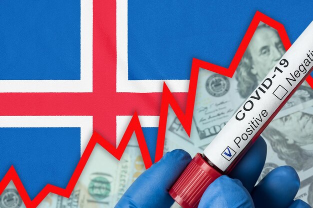 Coronavirus in Islanda Esame del sangue positivo sullo sfondo della bandiera Aumento dell'incidenza Crisi economica