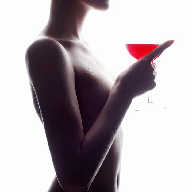 Corpo bagnato donna nuda con vino rosso