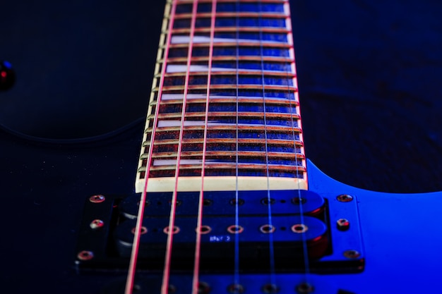 Corpo della chitarra elettrica illuminato da luce al neon blu