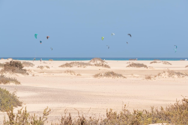 Corralejo Beach Kitesurf Spot Fuerteventura molti kitesurfer nell'oceano