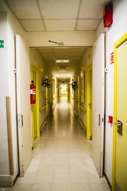 corridoio bianco dell'ospedale, spazio pulito e igienico