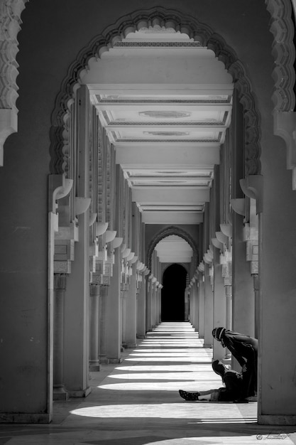 Corridoio con archi in stile arabo fotografia in bianco e nero