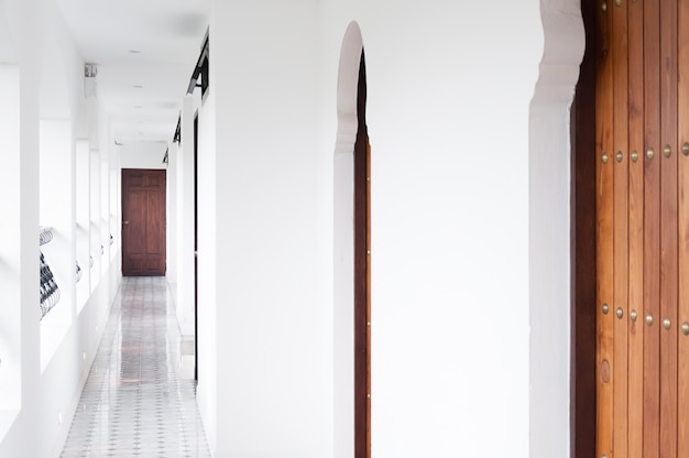 Corridoio di architettura, hotel bianco classico interno, edifici a piedi a destinazione