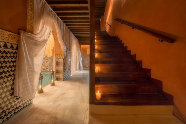 Corridoio e scala in legno con candele in bagni arabi