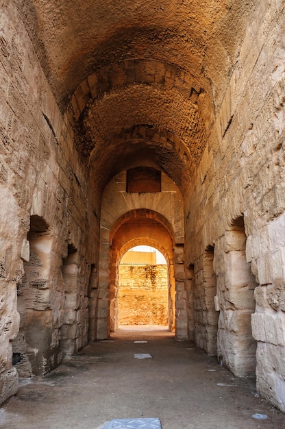 Corridoio in rovine del più grande Colosseo del Nord Africa El JemTunisia UNESCO