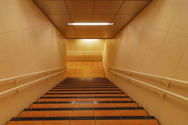 Corridoio luminoso con scale che scendono