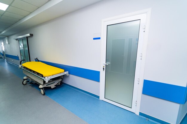 Corridoio sanitario clinico con porte in reparto. Interni medici moderni in ospedale.