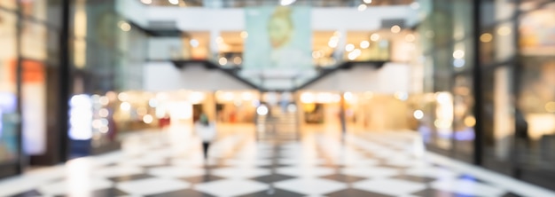 Corridoio sfocato nella priorità bassa moderna del centro commerciale.