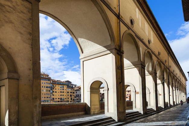 Corridoio Vasariano lungo la banchina di Firenze