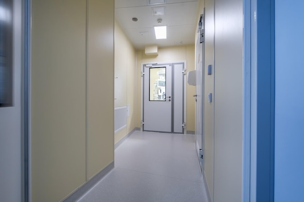 Corridoio vuoto bianco per la stanza all'interno dell'ufficio o della clinica di appartamenti moderni