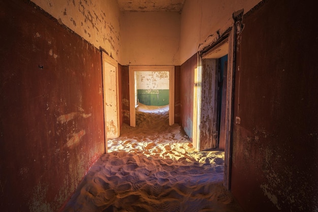 Corridoio vuoto con sabbia a terra nella città fantasma di Kolmanskop Namibia