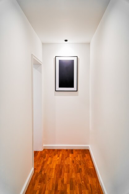 Corridoio vuoto dell&#39;ufficio moderno