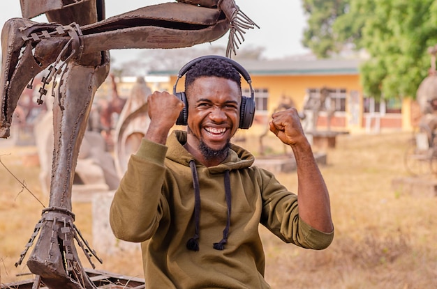 Corridore afroamericano felice sano attivo che ascolta la musica con le cuffie