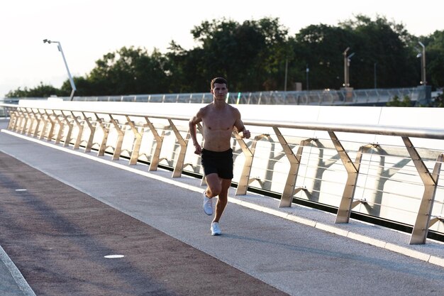 Corridore atletico con torso muscoloso da jogging