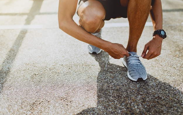 Corridore che prova le scarpe da corsa che si preparano per correre