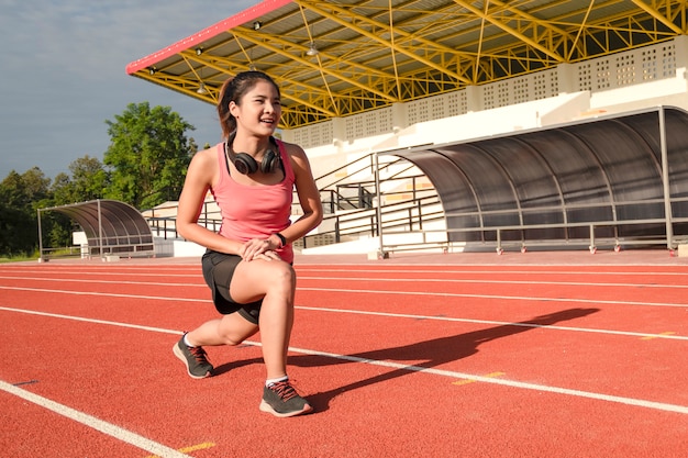 Corridore di donna asiatica sportiva in abiti sportivi alla moda.