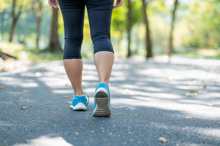 Foto corridore femminile che corre sulla strada fuori