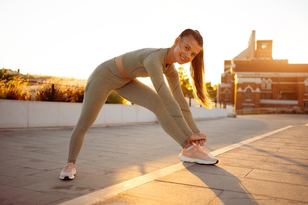 Corridore femminile che si allunga prima di correre