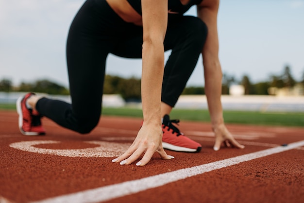 Corridore femminile sulla linea di partenza, formazione sullo stadio