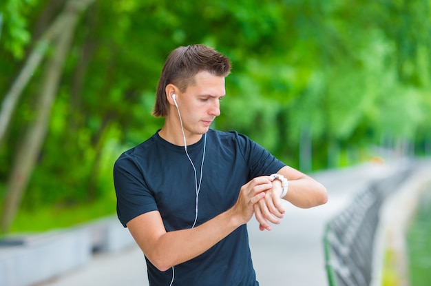 Corridore guardando il cardiofrequenzimetro smart watch che si rompe durante la corsa