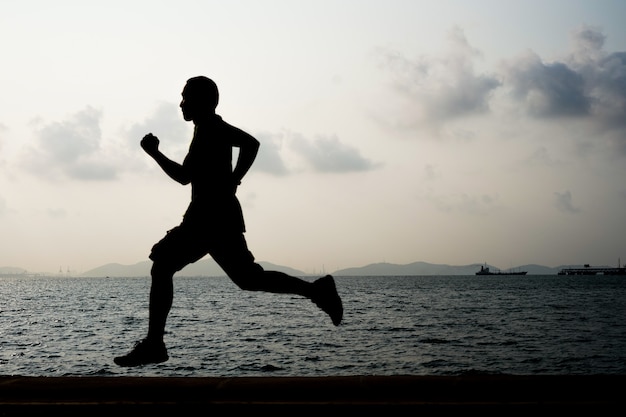 corridore in esecuzione sulla spiaggia