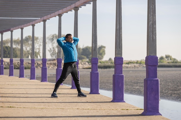 Corridore latino che si allunga in una pergola in un parco pubblico