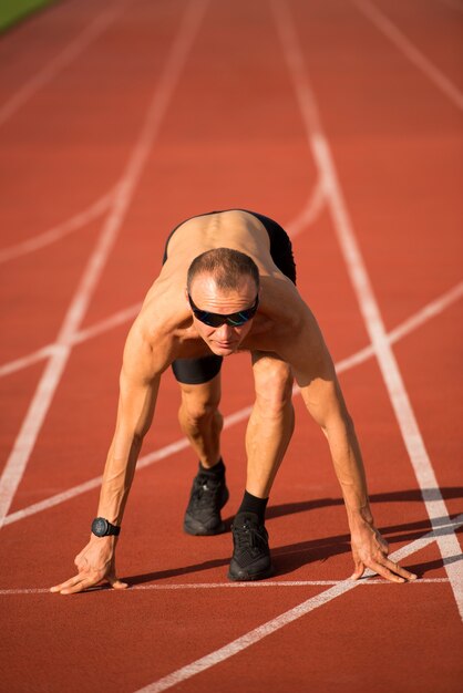 Corridore maschio in pista