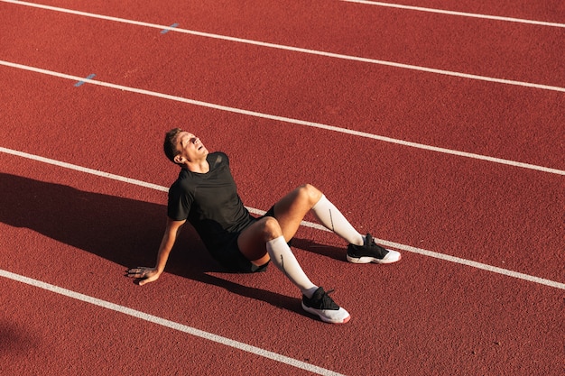 Corridore sportivo seduto all'aperto.