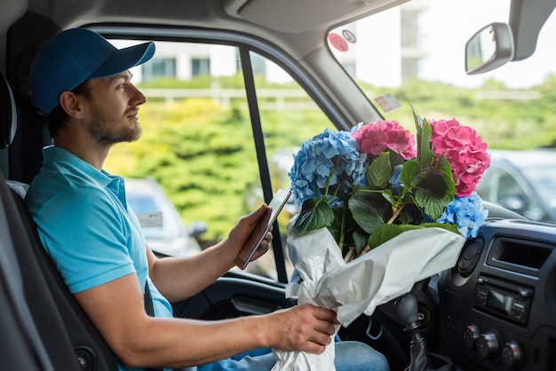 Corriere all'interno del furgone bianco durante la consegna dei fiori