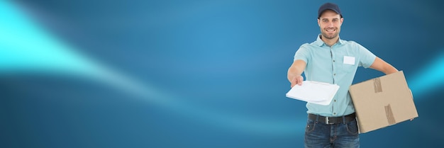 Corriere di consegna con scatola e modulo davanti a sfondo sfocato