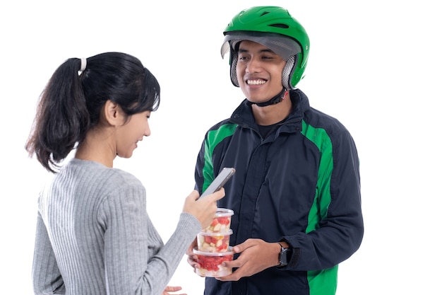 Corriere di consegna di ordine alimentare online con uniforme isolato su sfondo bianco