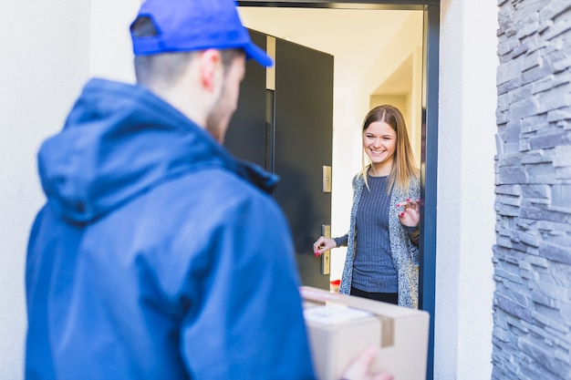 Corriere di saluto donna sul portico