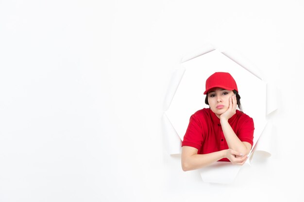 Corriere femminile annoiato in uniforme su bianco