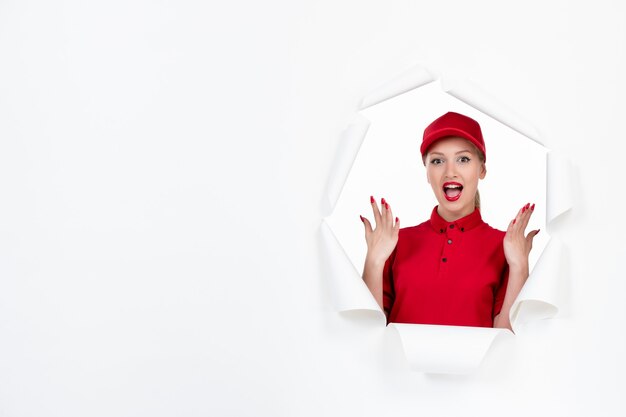 Corriere femminile carino in uniforme rossa su bianco