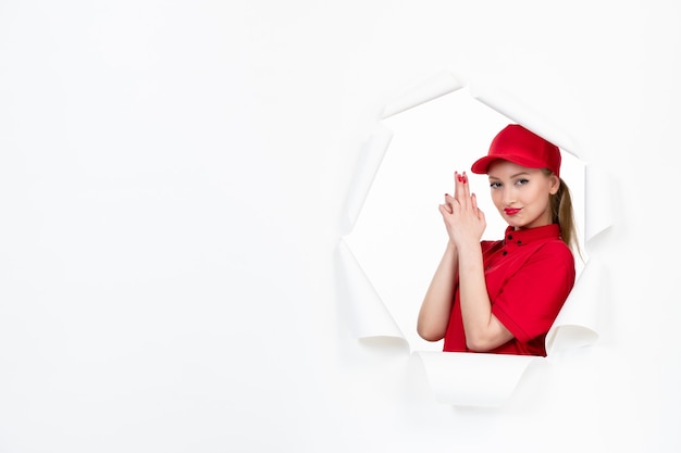 Corriere femminile in uniforme rossa su bianco